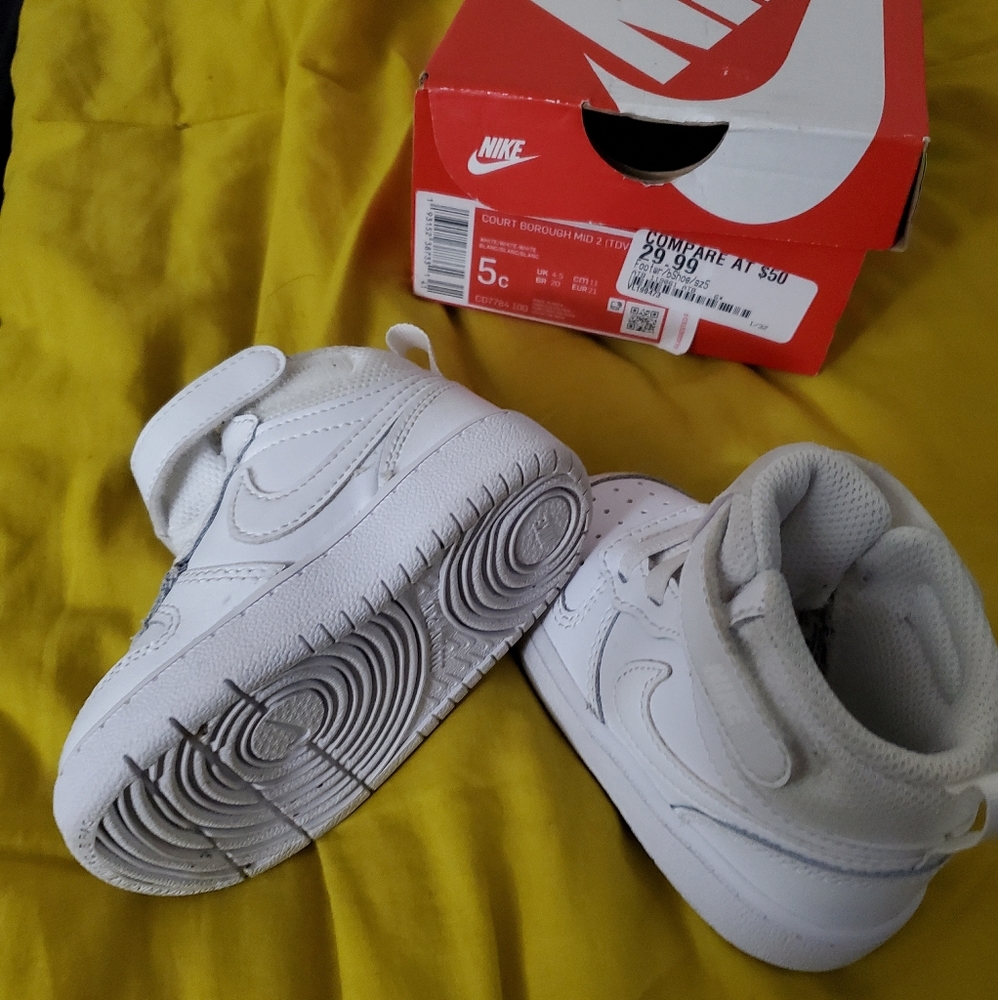 Nike court borough mid white size 5c